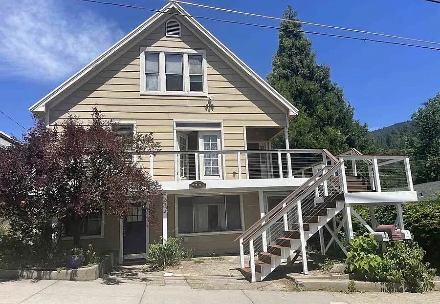 Quad-plex in Dunsmuir with W/S/G/E included! — Photo 4