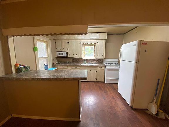 2nd image of 118 Lakeview Dr W
