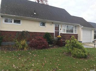 1668 N Jerusalem Rd, North Merrick, NY 11566