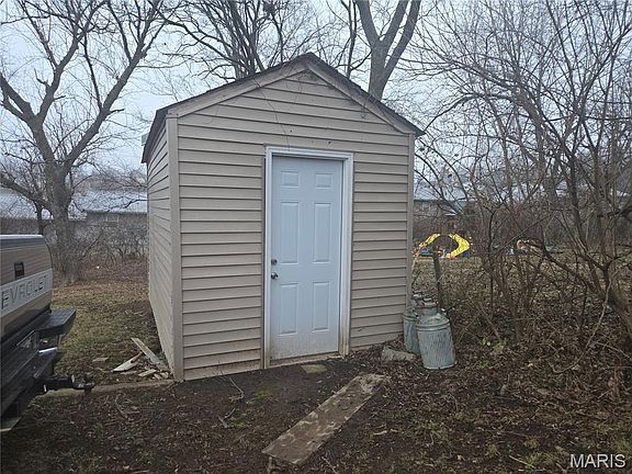 5th image of 310 E Main St