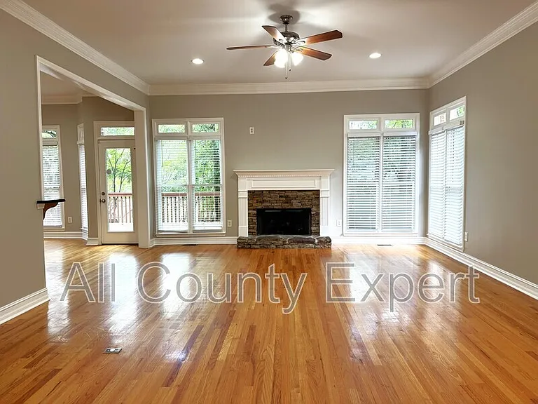 889 Lenox Ct NE — Photo 3