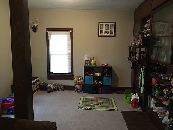 Toy room/library/office