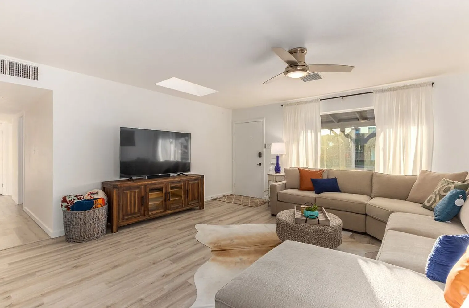 4 bed, 3.0 bath, 1689 sqft, $7,508 — Photo 2