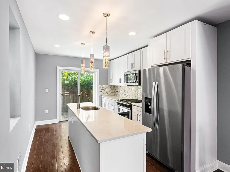 2209 E Huntingdon St — Photo 1