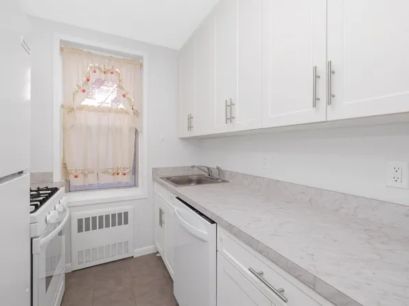 601 Kappock Street image 10 of 19