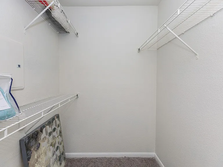 HollyView Apartments — Photo 17