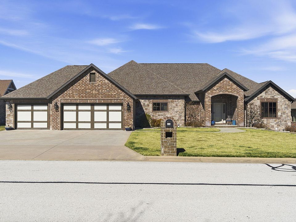 1st image of 907 W Lorenza Drive