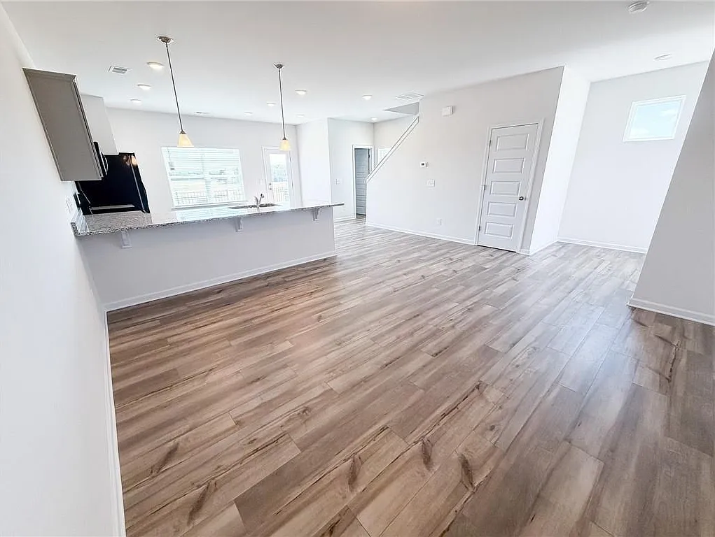 3 bed, 2.5 bath, 1730 sqft, $1,900 — Photo 4