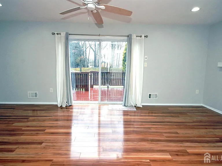 4 White Oaks Dr — Photo 6