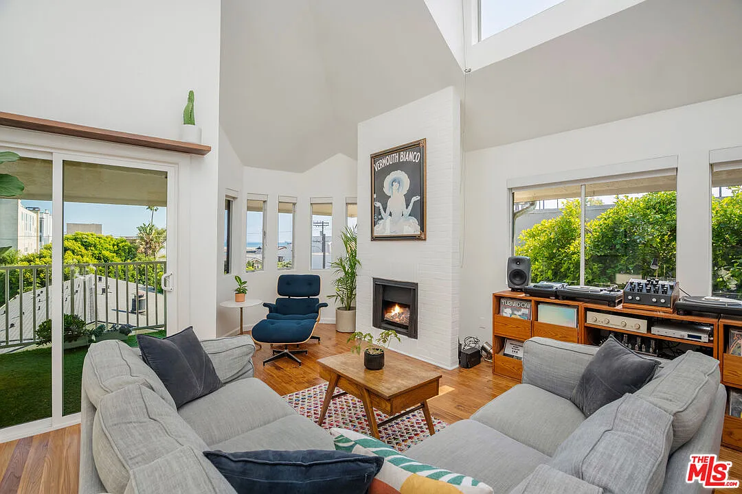 2 bed, 3.0 bath, 1367 sqft, $7,400 — Photo 4