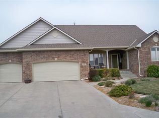 402 Lakewood Dr, Newton, KS 67117
