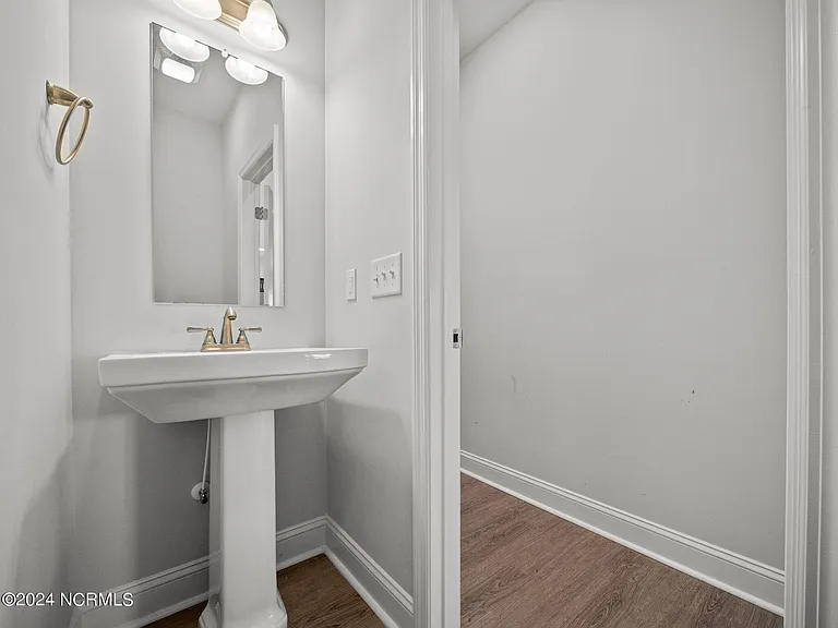 516 Poults Dr — Photo 10