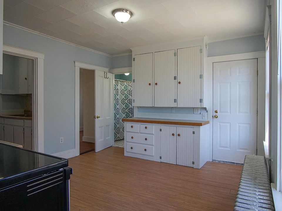 Kitchen - big enough for a dining table or mobile island