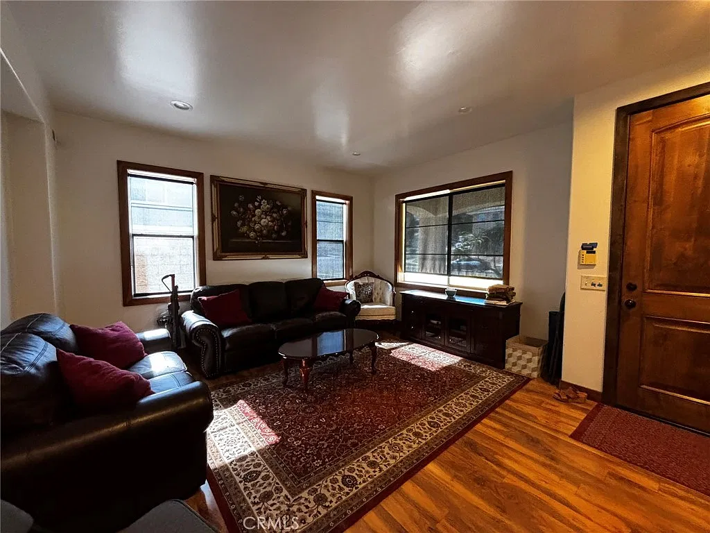 6 bed, 2925 sqft, $4,400 — Photo 4