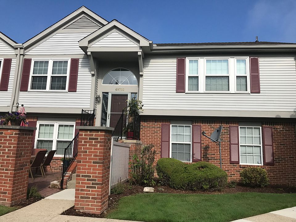 End unit condo with a large brick patio