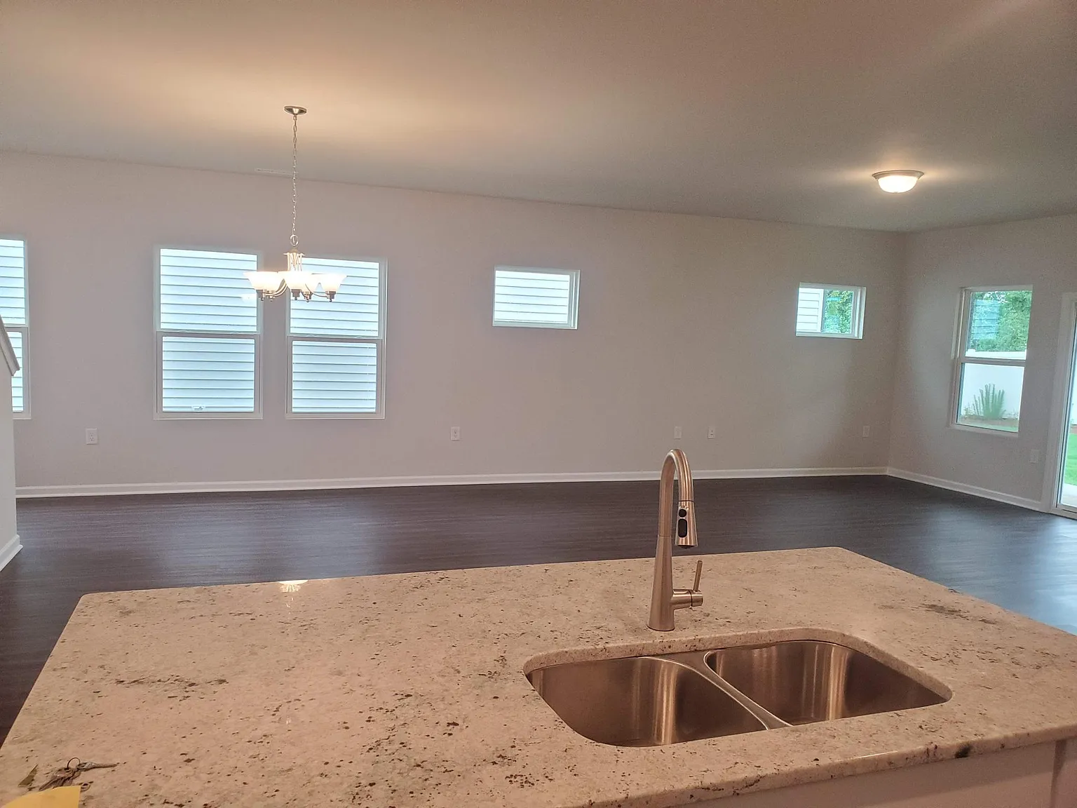 4 bed, 2518 sqft, $2,199 — Photo 4