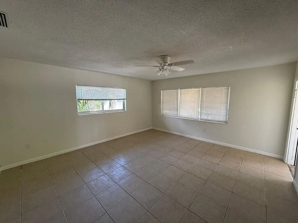 3 bed, 2.0 bath, 1140 sqft, $2,400 — Photo 4