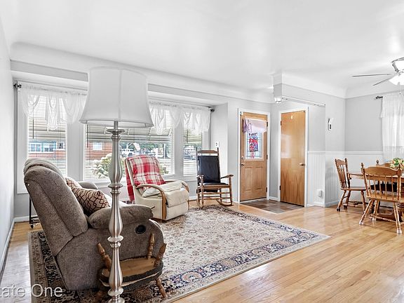 4th image of 24748 Munson St