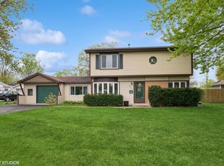 2404 Meadow Dr, Rolling Meadows, IL 60008