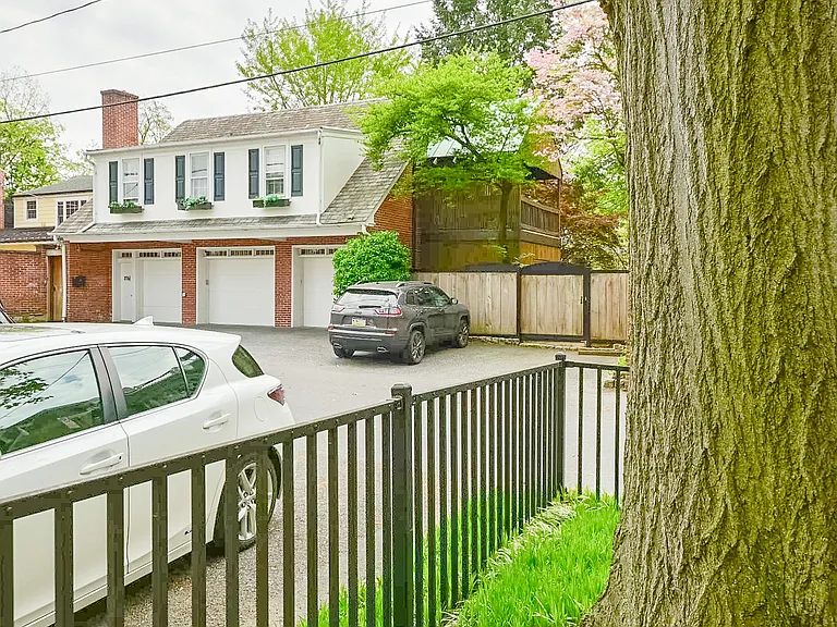 206 E Marion St — Photo 3