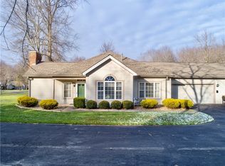 40 Stone Ridge Blvd, Hermitage, PA 16148