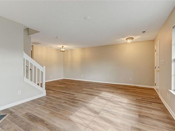 3rd image of 142 Tannenbaum Cir