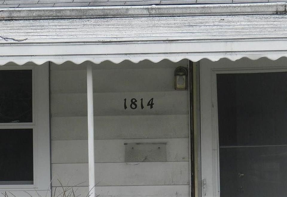 2nd image of 1814 N Hawthorne Ln