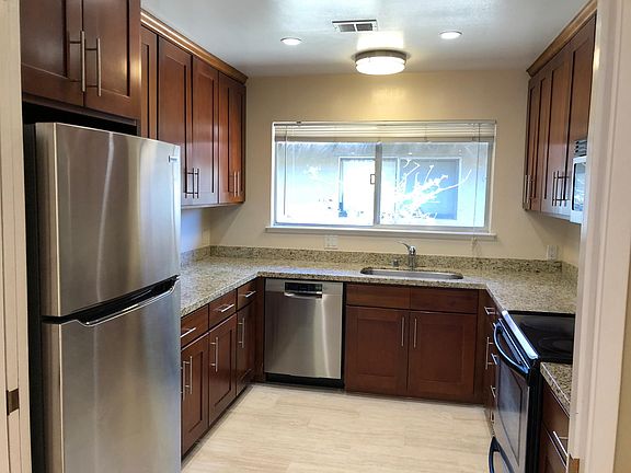 5th image of 220 Waverley St #4