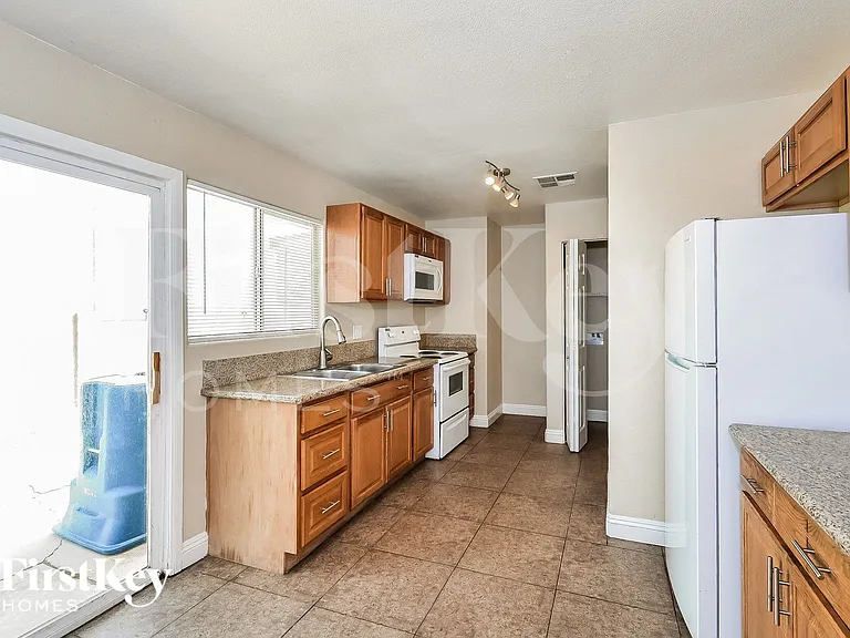 301 Kings Ave — Photo 5