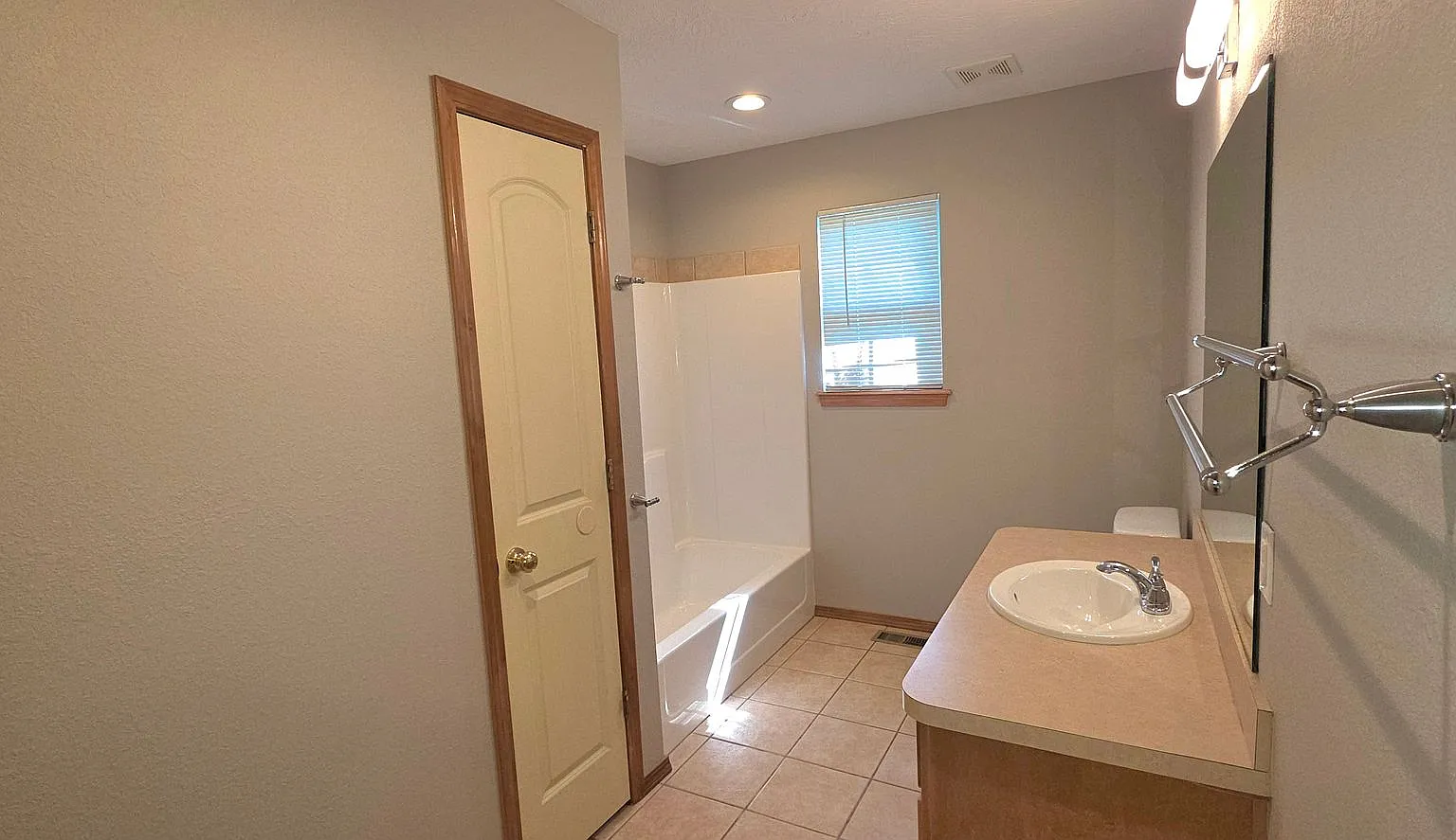 Strafford 3 Bedroom 2 Bath Beauty! $1550 — Photo 2