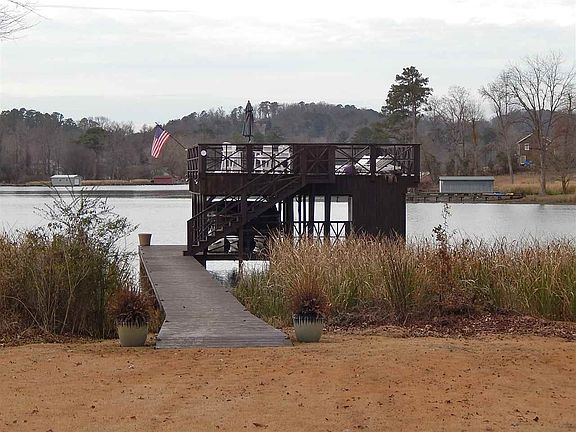 3rd image of 124 Lake Creek Dr
