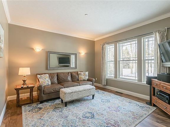 5th image of 14 Thayer Woods Dr