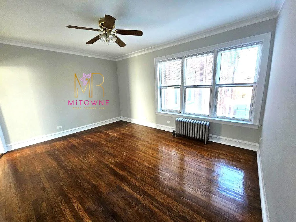 Top Floor Sunny 1 Bed! Hwf - Free Heat - Separate Dng! — Photo 2