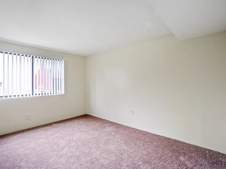 Greenwich Manor Apartments — Photo 43