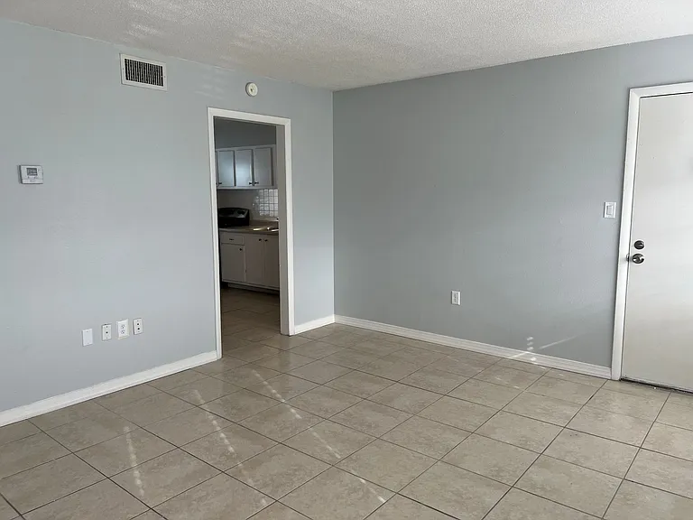Manatee Bay Apartments — Photo 7