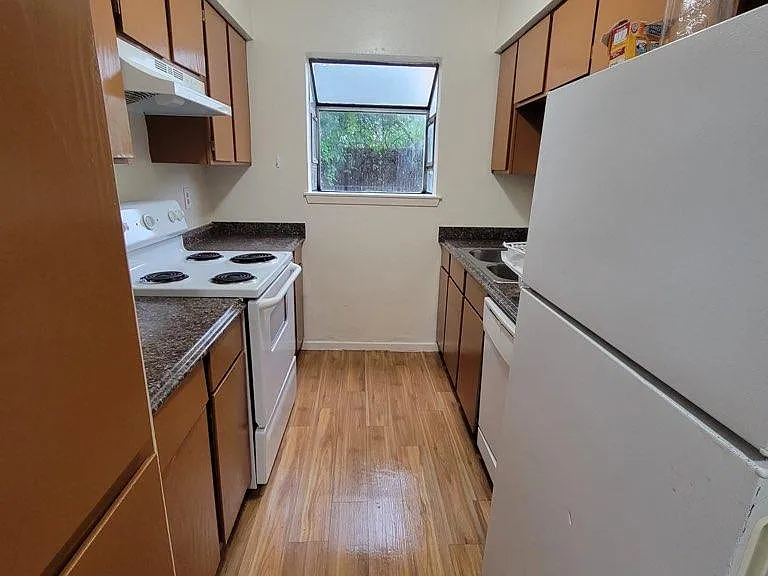 1913 W Loop #A — Photo 3