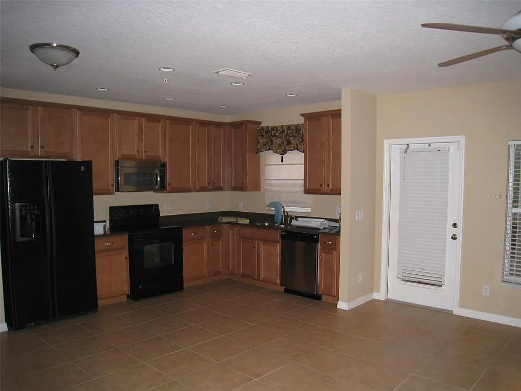 3 bed, 2.5 bath, 1369 sqft, $2,100 — Photo 3