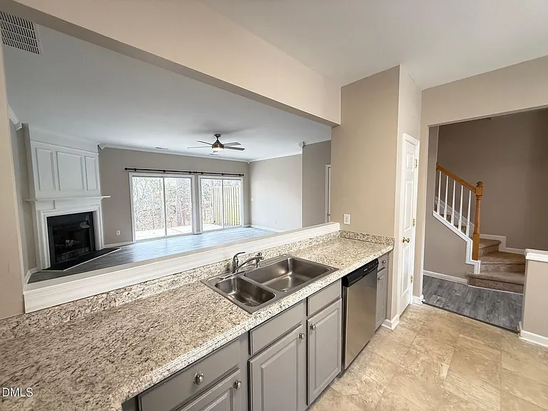 412 Canyon Lake Cir — Photo 6