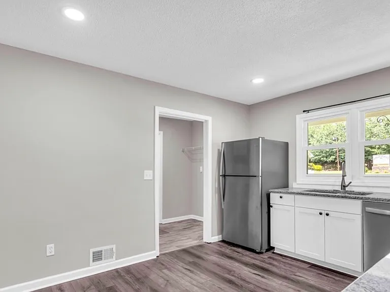 316 Davis Ave — Photo 5