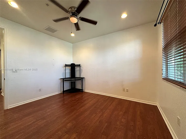 2851 W Prospect Rd — Photo 5