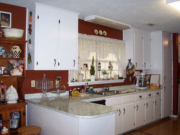 3rd image of 300 Melissa St