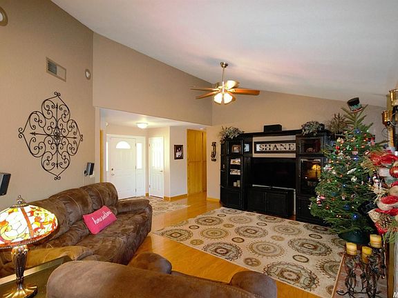 4th image of 414 Greenview Ct