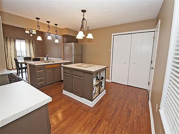 3rd image of 794 Sunset Cir