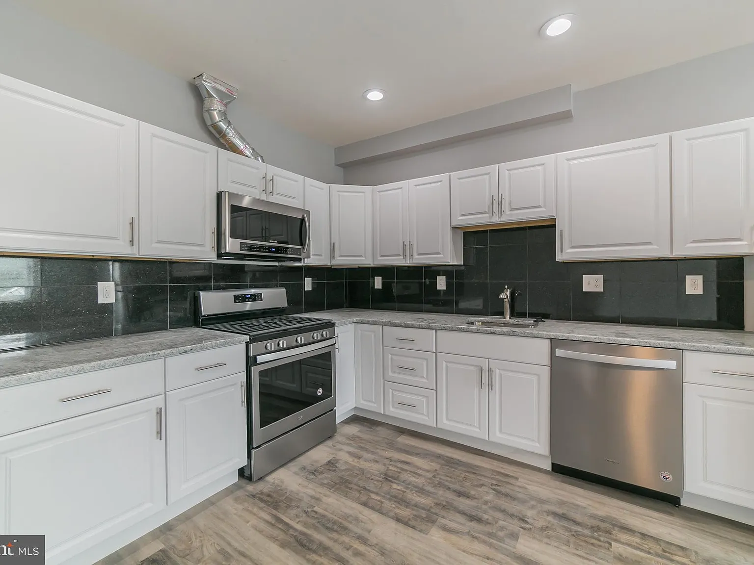 2 bed, 1.5 bath, 600 sqft, $2,100 — Photo 4