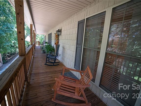 2nd image of 1001 Hawthorne Dr NE