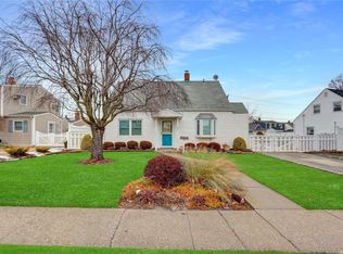 27 Blue Spruce Rd, Levittown, NY 11756