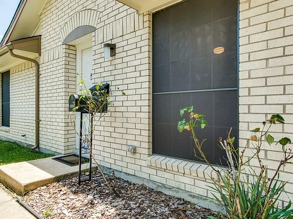 3rd image of 4925 Wildbriar Dr