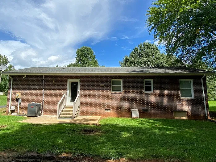 2 bed, 1.0 bath, 1283 sqft, $1,300 — Photo 3