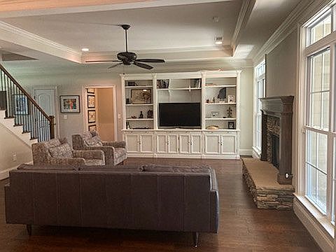 Living room w gas fireplace