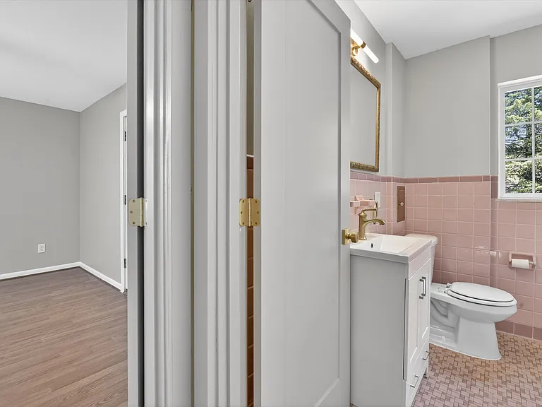 Shared Full Bathroom